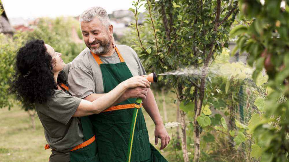 Man en vrouw geven planten water