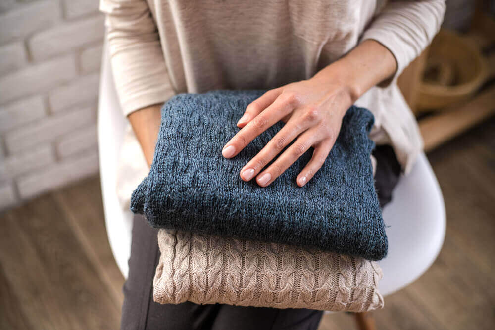 Vrouw heeft truien vast