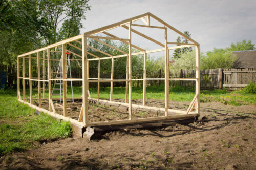 Houten kas in aanbouw