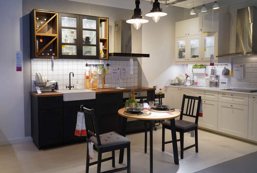 Eettafel met twee stoelen