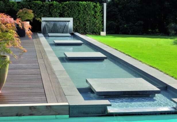 Stromend water in een tuin