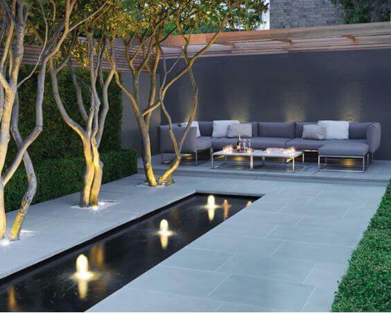 Decoratieve beekloop met licht