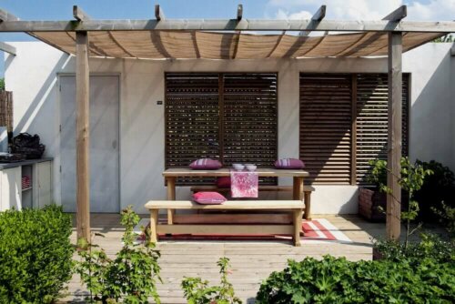 De beste kleuren voor binnenplaatsen en patio's