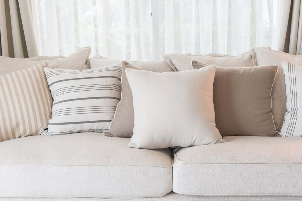Bank met beige kussens