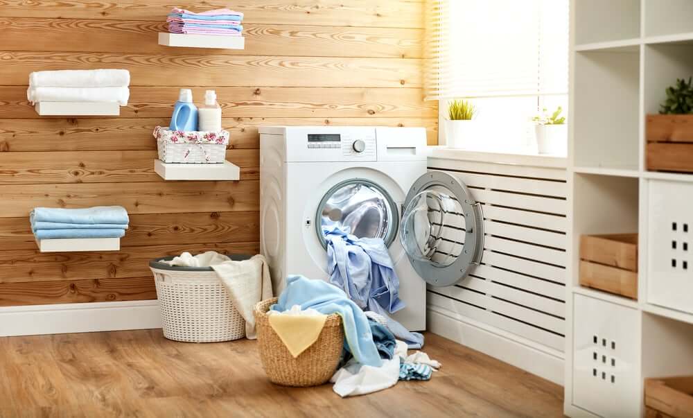 Wasmachine en volle wasmand