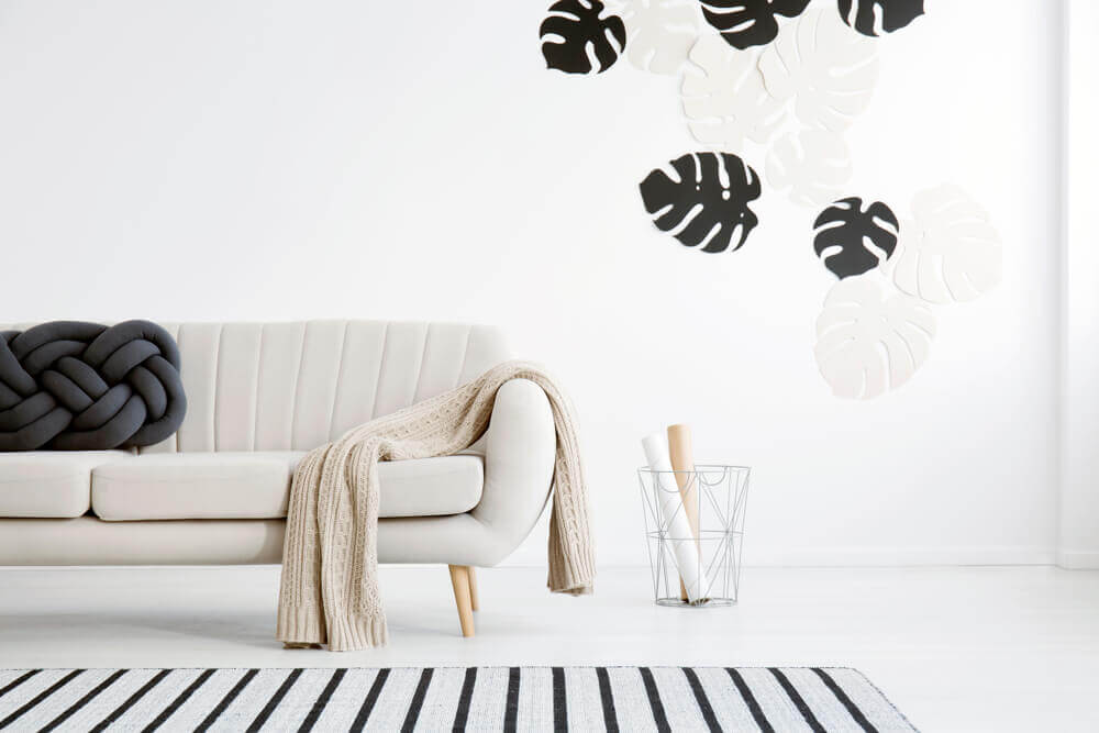 Woonkamer met een beige bank