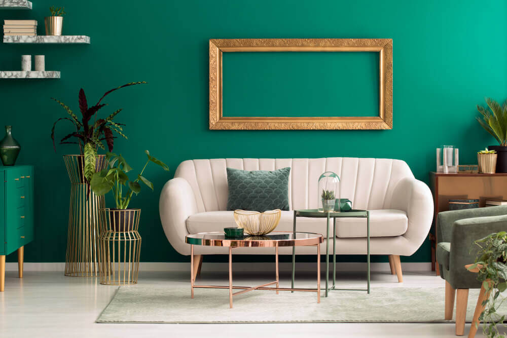 Woonkamer met een groene muur