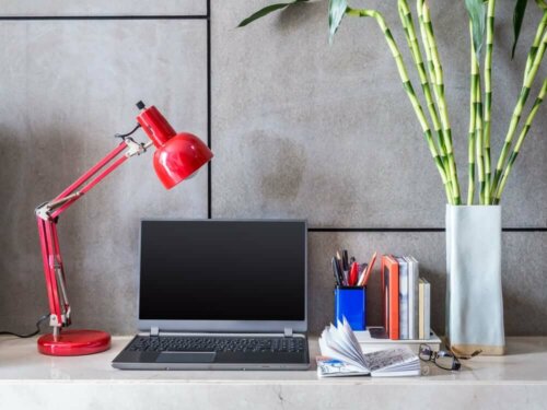 Een bureaulamp om je werk te verlichten
