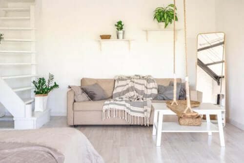 Woonkamer met een staande spiegel