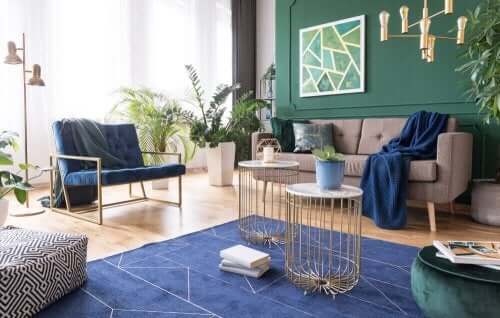 Woonkamer met blauwe accenten