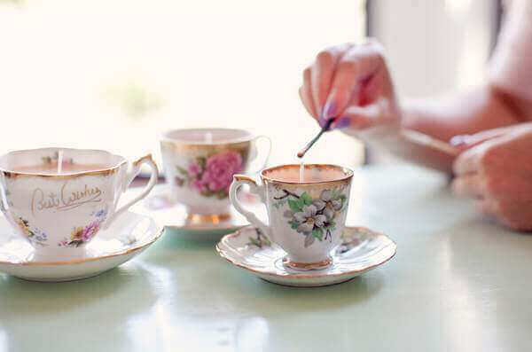 Oude koffiemokken als kandelaar