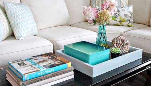 Gebruik dienbladen om je salontafel te organiseren