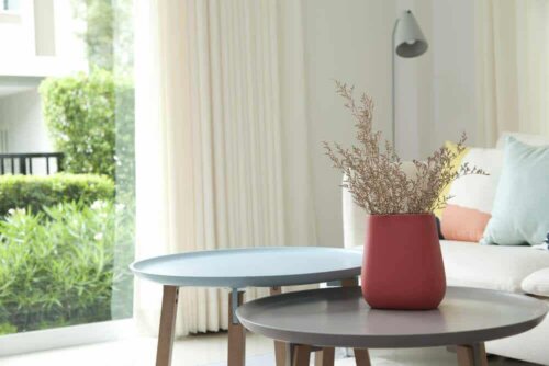 Gebruik kleuren om je salontafel te decoreren