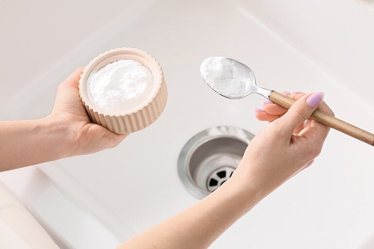 Trucs voor het reinigen van de gootsteensifon en het vermijden van slechte geuren