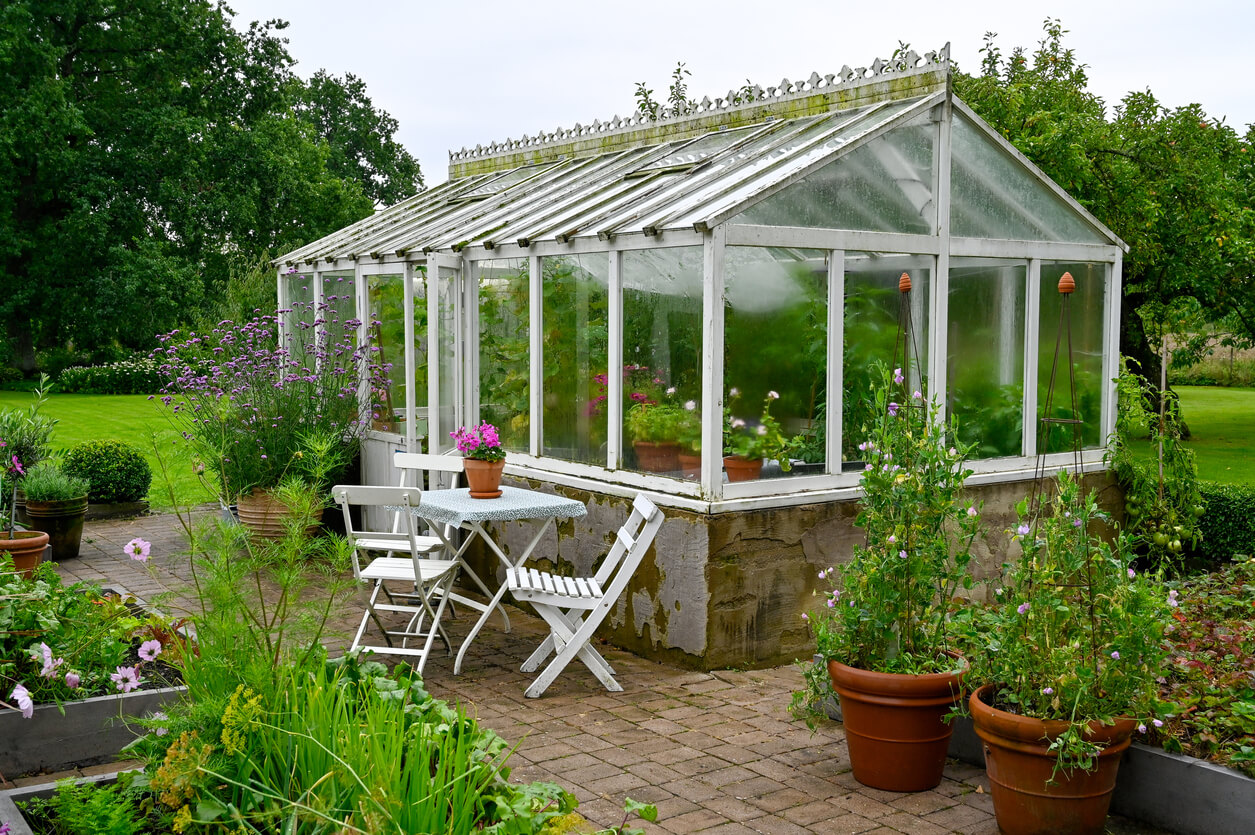 Een huis met een eigen tuinkas