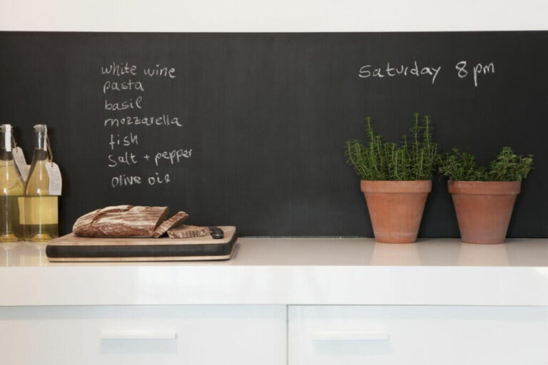 Creëer een krijtbordmuur: een moderne trend voor de keuken