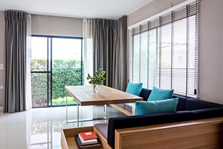 Hoe je je interieur kunt verfraaien met moderne jaloezieën