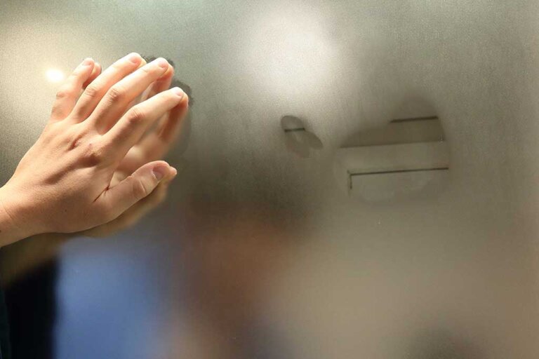 Hoe je kunt voorkomen dat je spiegels in de badkamer beslaan