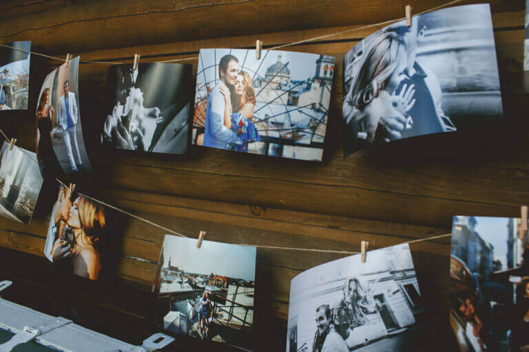 Dopamine decor met foto's aan de muur